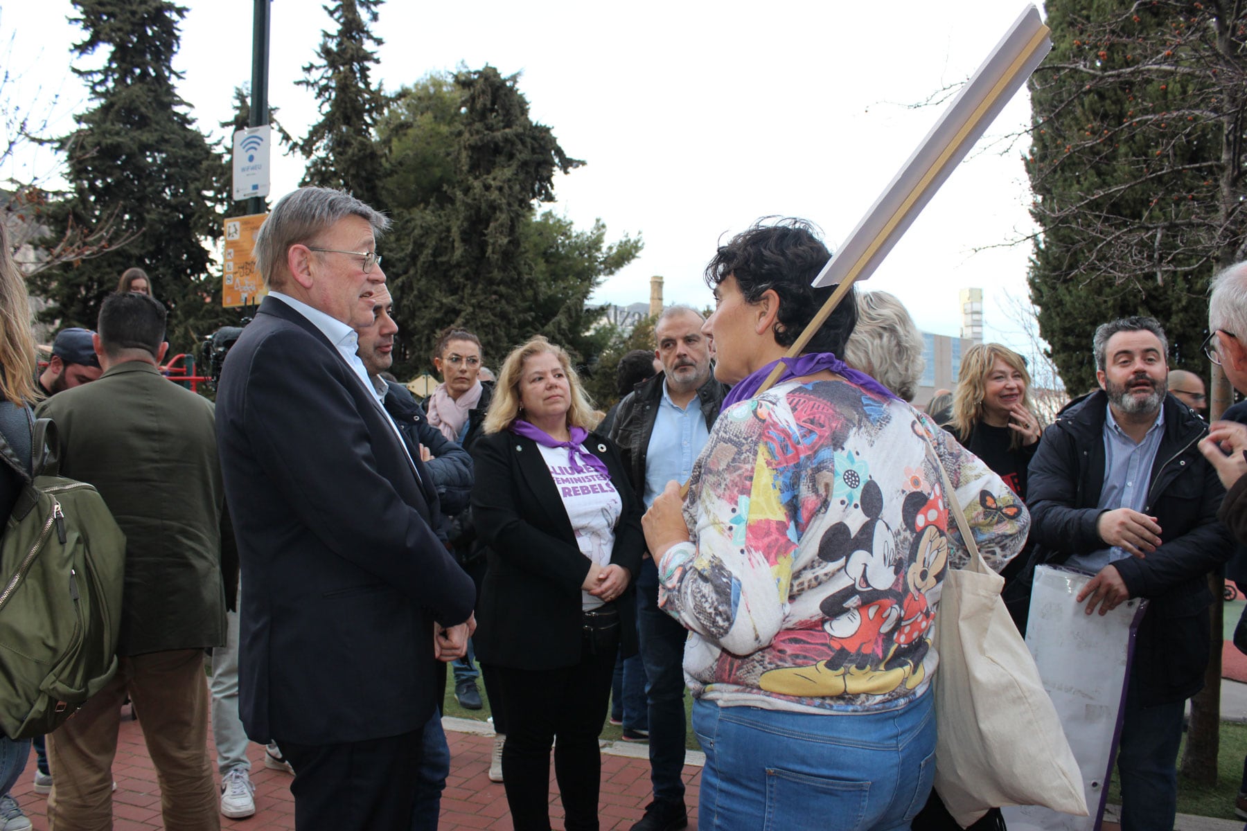 Ximo Puig y Toni Francés conversando con una de las manifestantes antes del inicio del recorrido