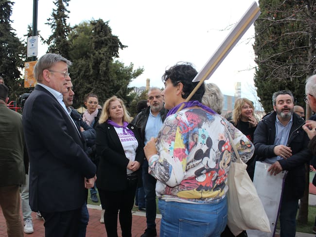 Ximo Puig y Toni Francés conversando con una de las manifestantes antes del inicio del recorrido