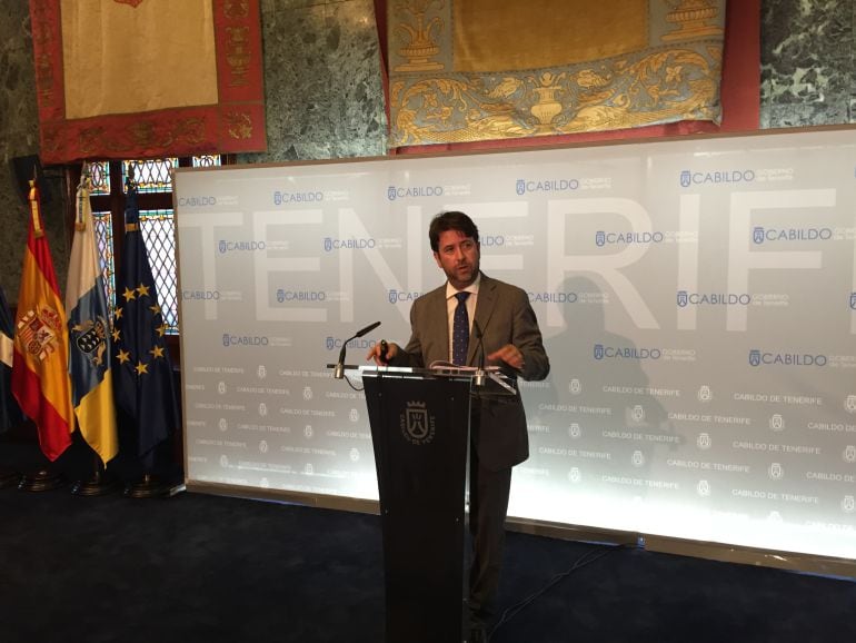 El presidente del Cabildo de Tenerife, Carlos Alonso, durante una rueda de prensa.