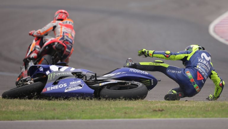 Rossi se va al suelo después de tocarse con Marc Márquez en Argentina.