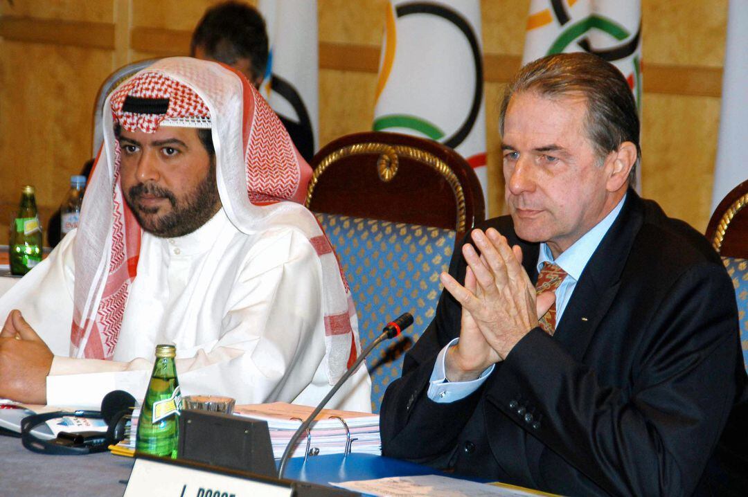 Ahmed al-Fahd Al-Sabah junto al presidente del Comité Olímpico Internacional, Jacques Rogge