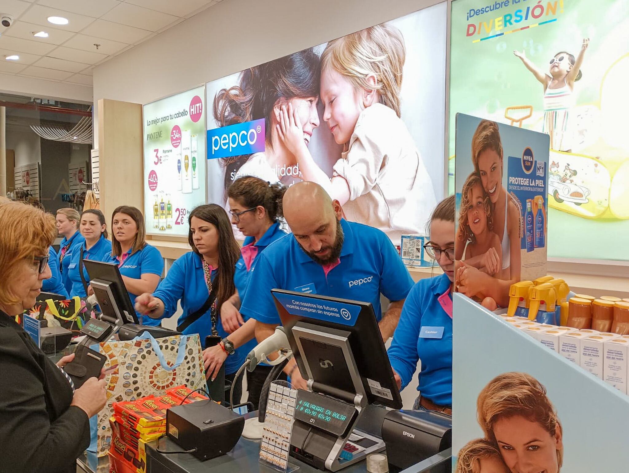 Empleados tudenses que se incorporaron a la nueva tienda de PEPCO en la ciudad