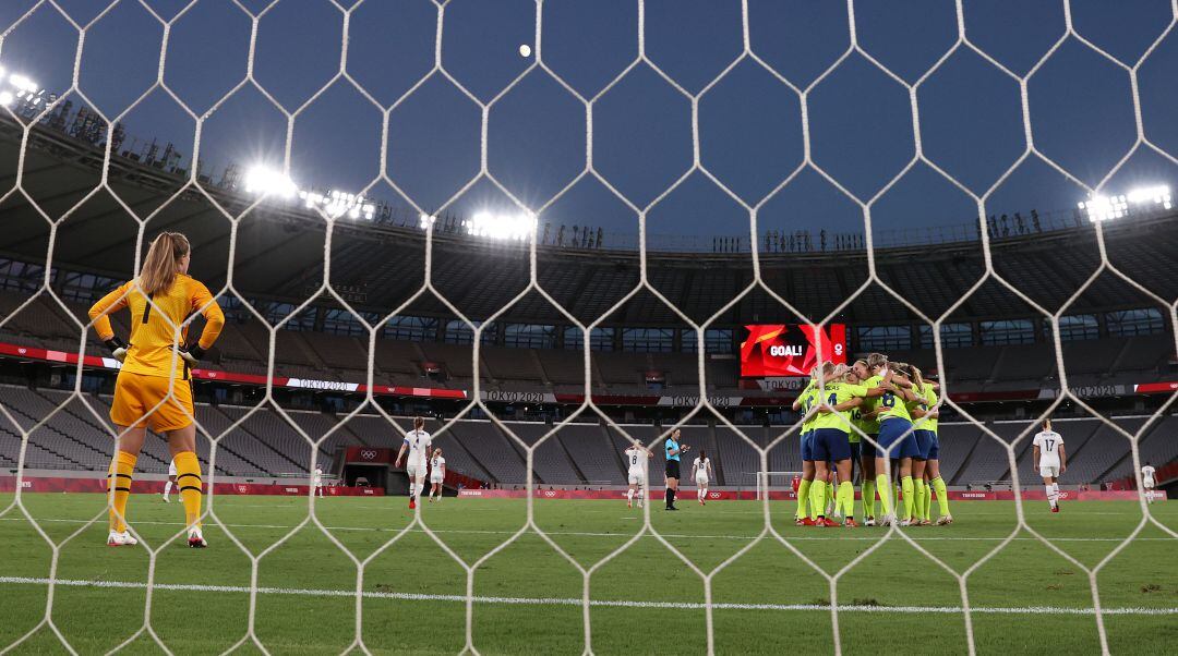 Las jugadoras de Suecia celebran un gol en su partido contra Estados Unidos.