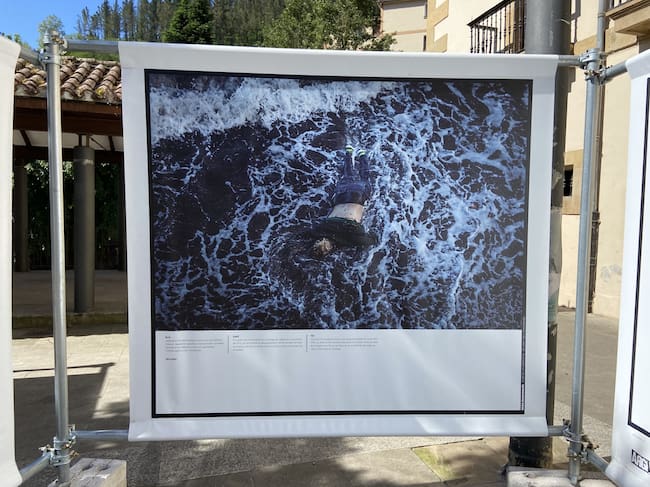 Uno de los paneles de la exposición instalada en la plaza 8 de Marzo de Ermua