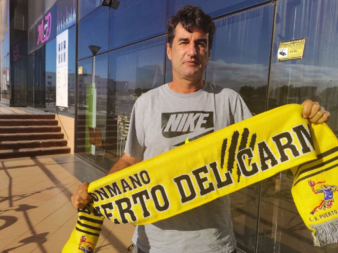 Juanmi Pérez con la bufanda del CB Puerto del Carmen.