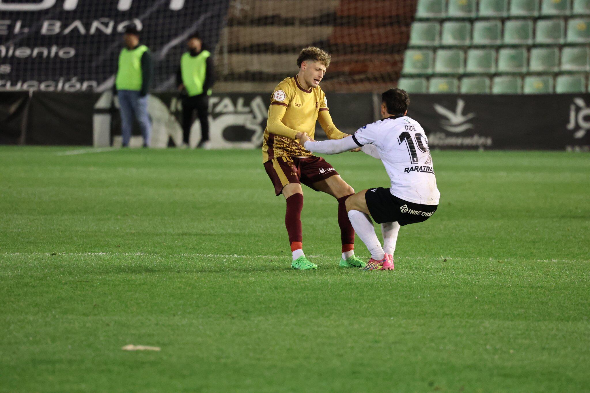 Simo ayuda a un jugador rival en el partido ante el Mérida (prensa CCF)