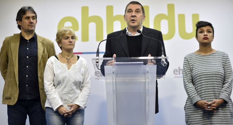 El líder de EHBildu, Arnaldo Otegi,acompañado por varios miembros de su partido, durante la rueda de prensa para analizar la situación de Euskadi en materia de paz y convivencia.