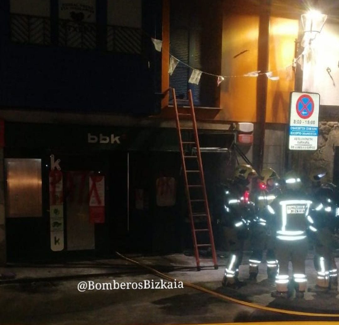 El suceso se ha producido a las 00.10 horas en un cajero situado en la calle Dendakale de la localidad vizcaína