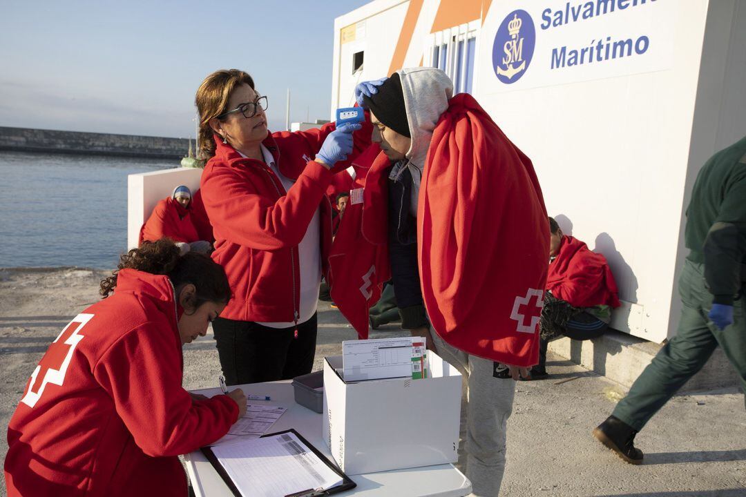 Voluntarios de Cruz Roja atienden a los inmigrantes trasladados por Salvamento Marítimo al Puerto de Motril