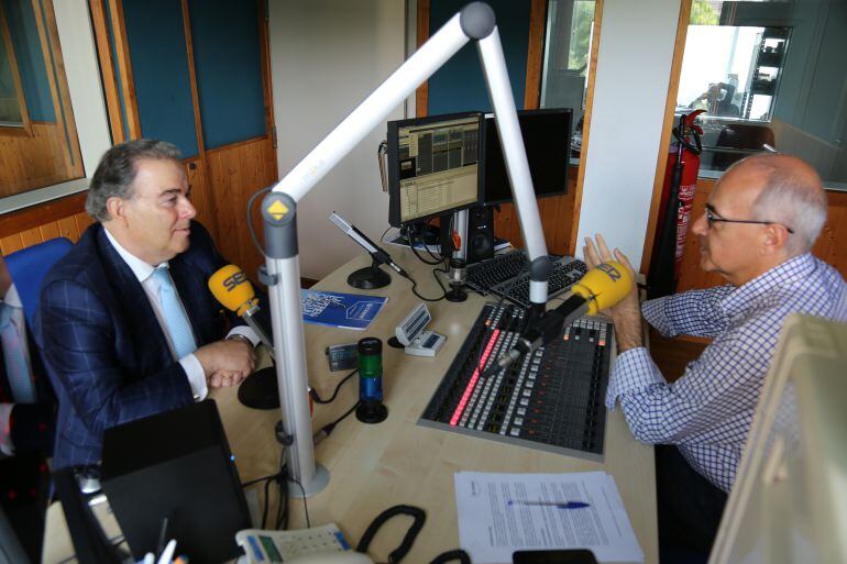 Fermín Gutiérrez entrevistado en el estudio de la Ventana de Cantabria por Pedro Aresti  