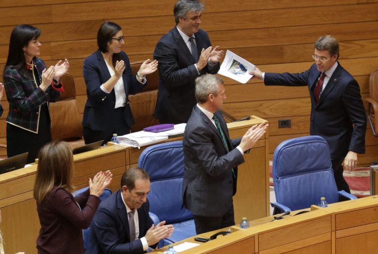 El presidente de la Xunta, Alberto Núñez Feijóo, recibe el aplauso de su grupo parlamentario tras su intervención en el debate de política general, en el Parlamento de Galicia