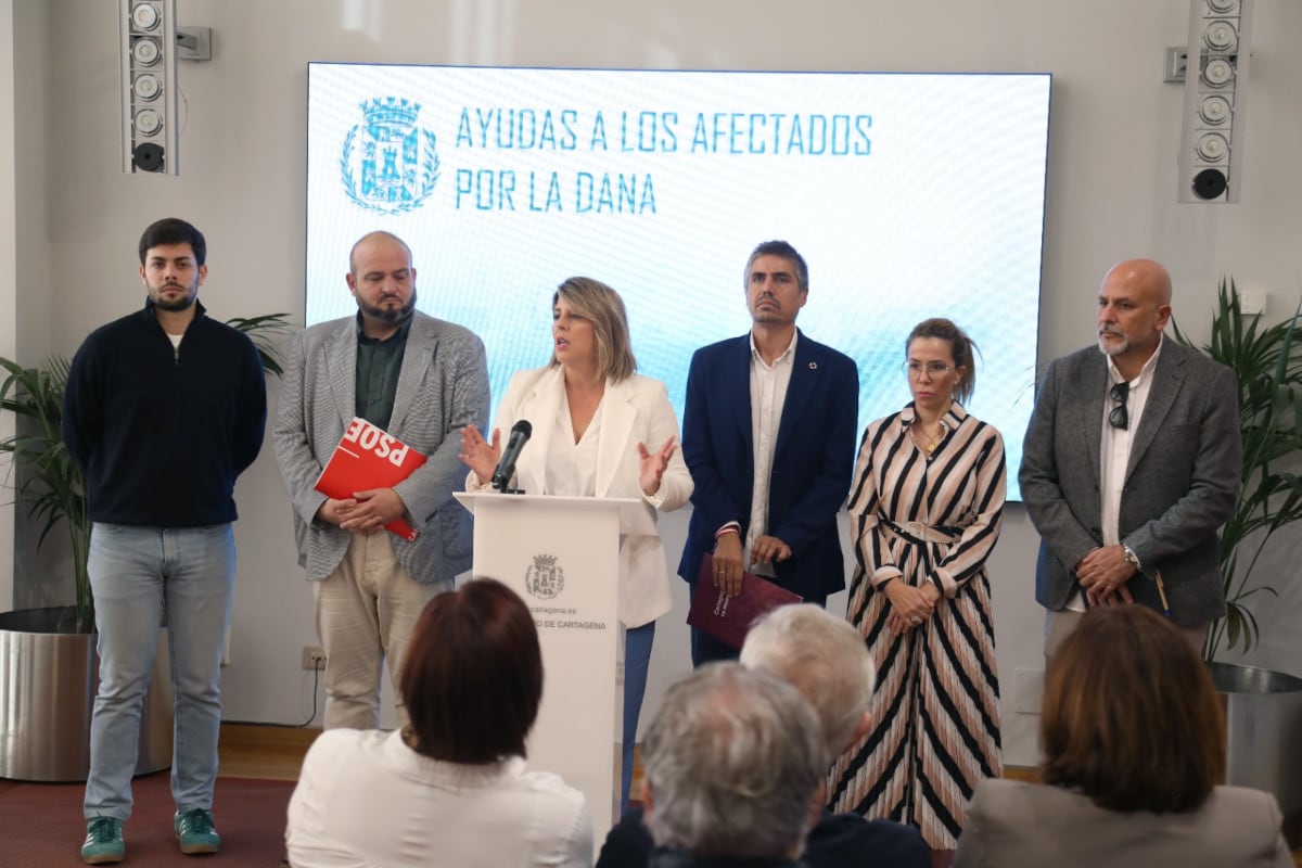 La alcaldesa comparece junto a los portavoces de todos los grupos municipales