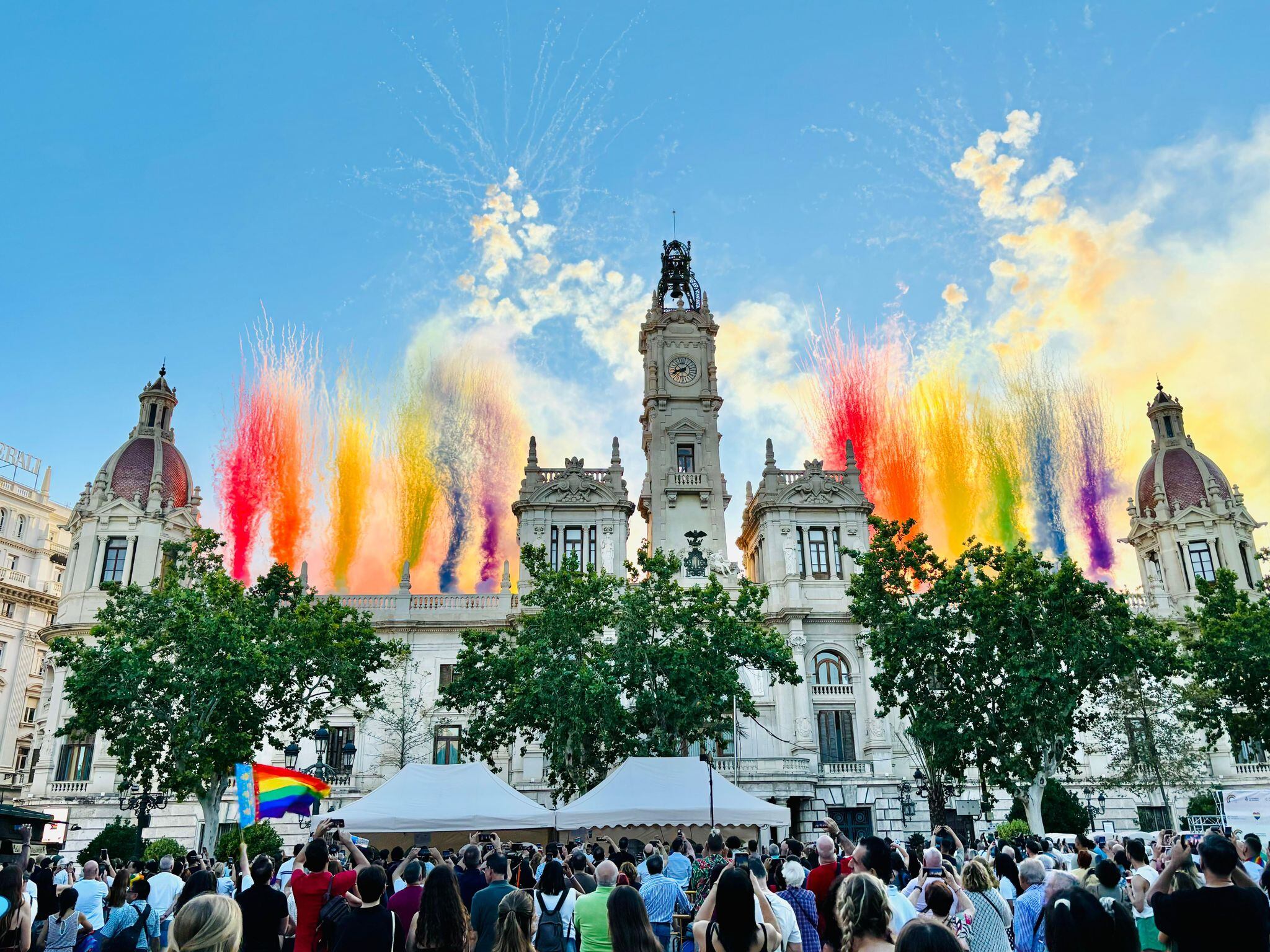 Fiesta de celebración del Orgullo LGTB organizada por el Ayuntamiento de València sin las entidades LGTB.