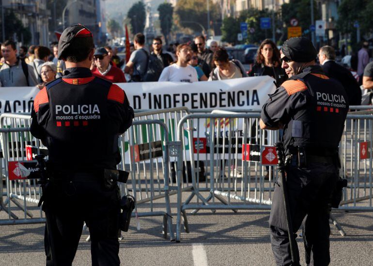 Mosos de&#039;Esquadra custodian el Parlament de Cataluña