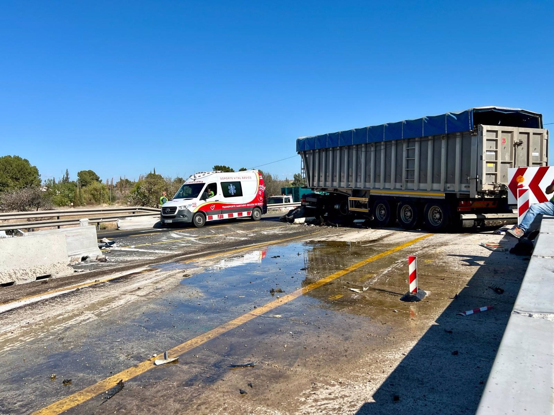 13/02/2024 Imagen del accidente.

El conductor de un camión ha resultado herido este martes al colisionar su vehículo contra balizas de cemento en la carretera RM-15, en el término municipal de Alcantarilla, según han informado desde el Centro de Coordinación de Emergencias 1-1-2.

ESPAÑA EUROPA MURCIA SOCIEDAD
061
