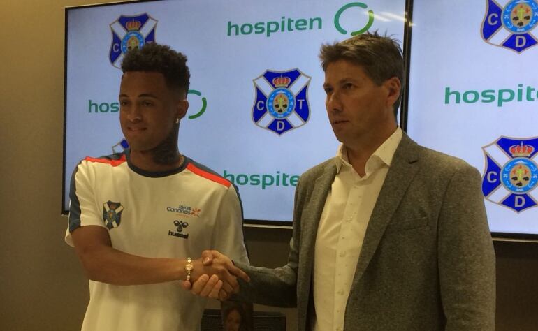 Joao Rodríguez junto a Alfonso Serrano durante la presentación del nuevo jugador del CD Tenerife