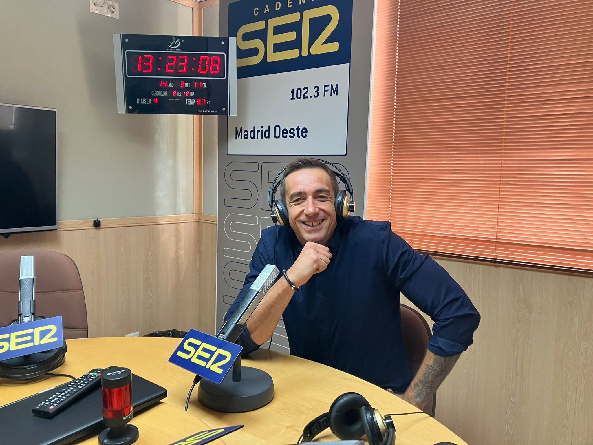 El portavoz de Más Madrid Móstoles y diputado regional, Emilio Delgado, en los estudios de Ser Madrid Oeste.