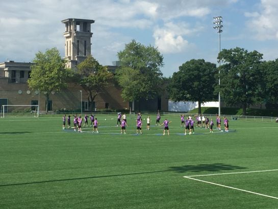 Los jugadores madridistas realizan ejercicios de estiramiento durante el entrenamiento