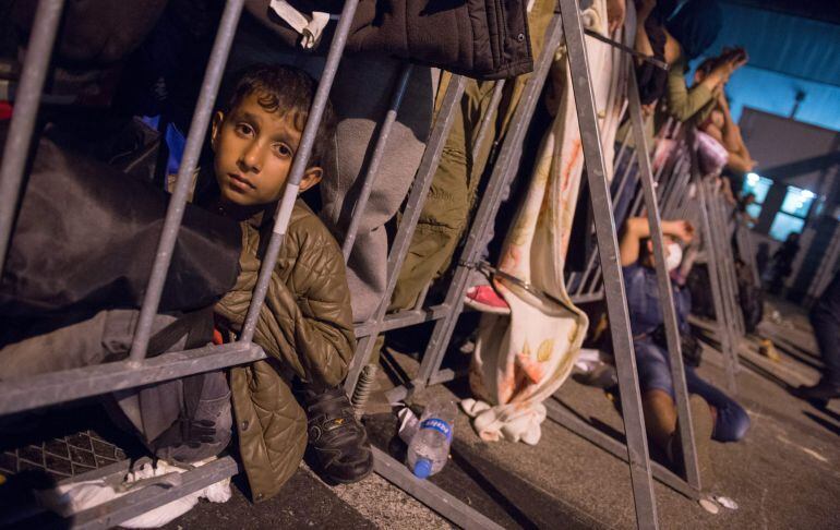 Un joven sirio a la espera de cruzar de la frontera