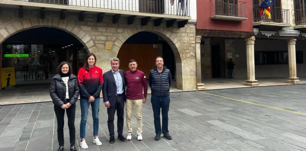 El alcalde José Antonio Lagüens, acompañado por la directora general Cristina García y José Hidalgo junto al Ayuntamiento de Graus.