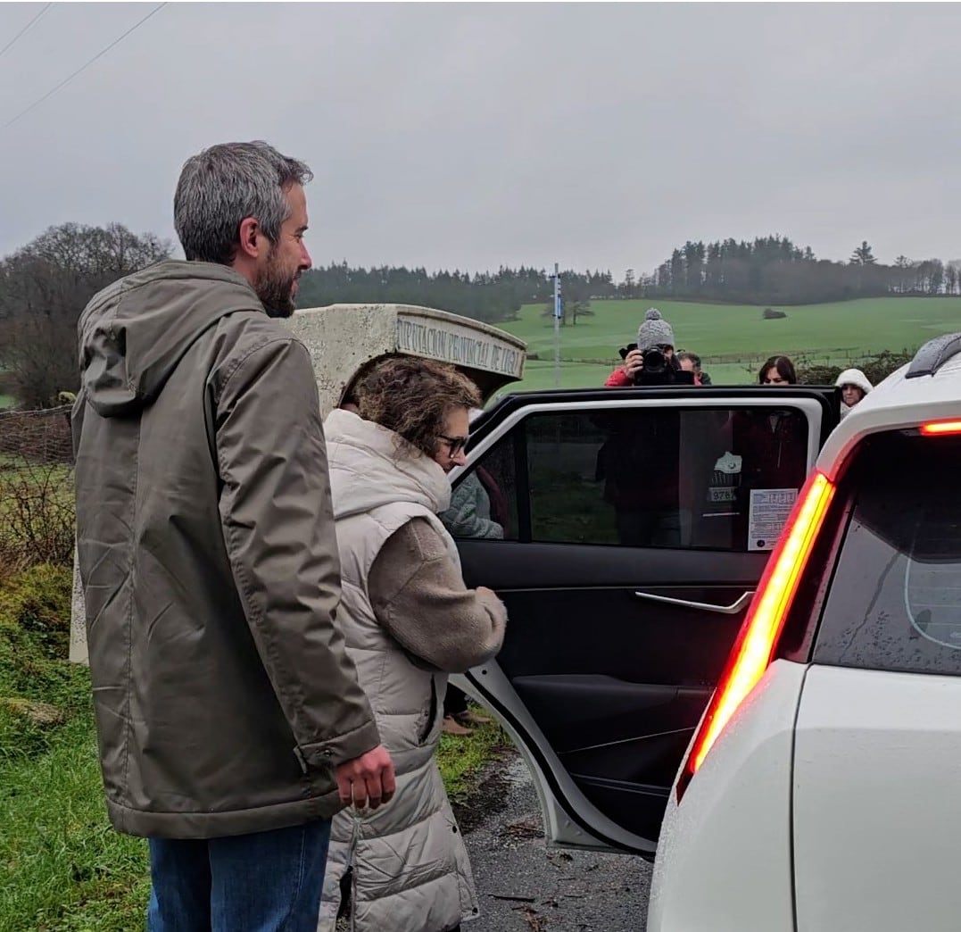 Rubén Arroxo junto a los vecinos en la presentación del servicio de Transporte bajo demanda