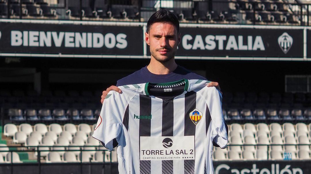 Jorge Fernández posa con la camiseta del C.D.Castellón tras firmar su renovación