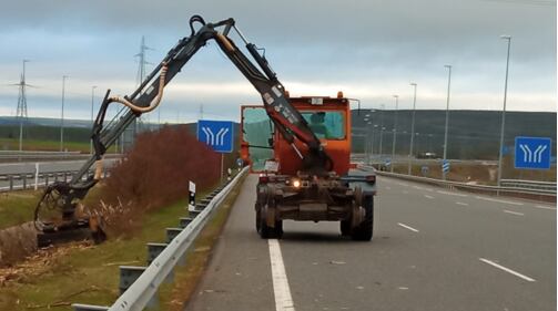 Incluye actuaciones como la vigilancia de accidentes, la vialidad invernal, control de túneles o el mantenimiento de instalaciones.