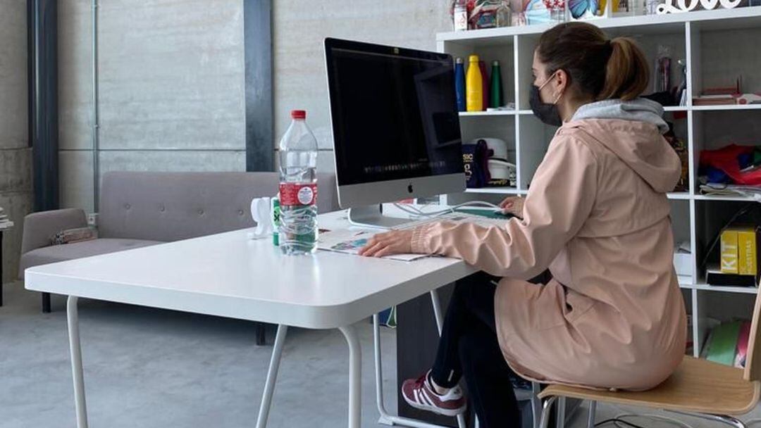 Una mujer trabaja frente a un ordenador en una empresa jiennense.