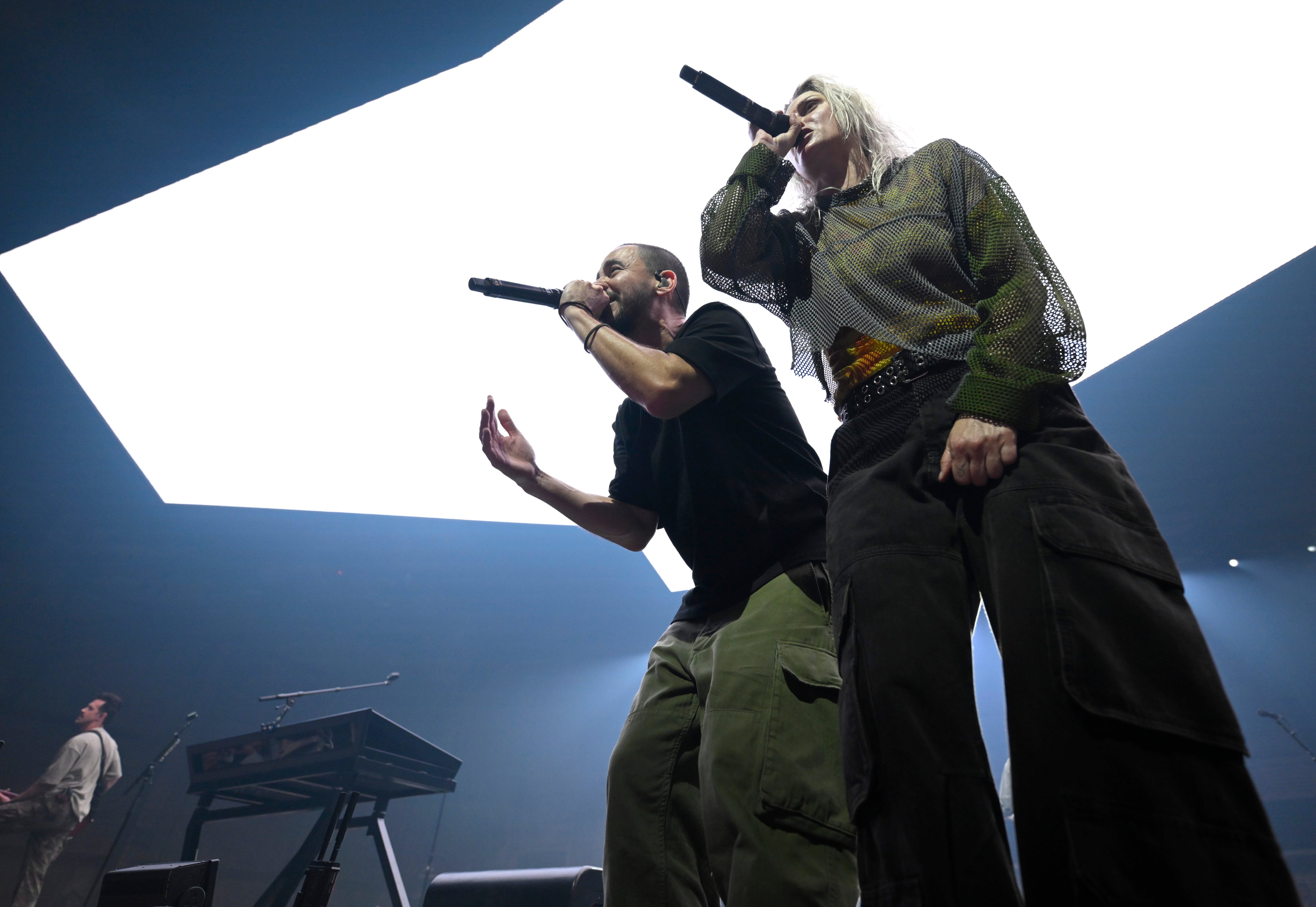 Mike Shinoda y Emily Armstrong, de Linkin Park, durante una transmisión en directo en Warner Bros. Studios este jueves en Burbank, California