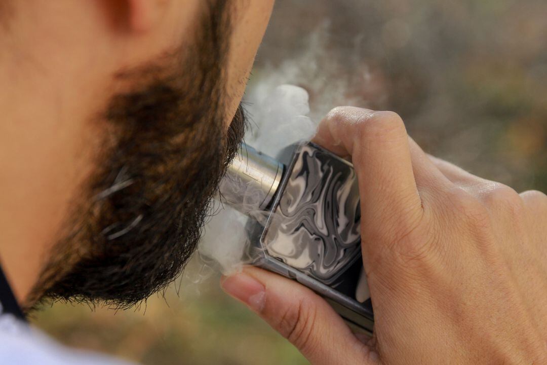 Un hombre vapeando.