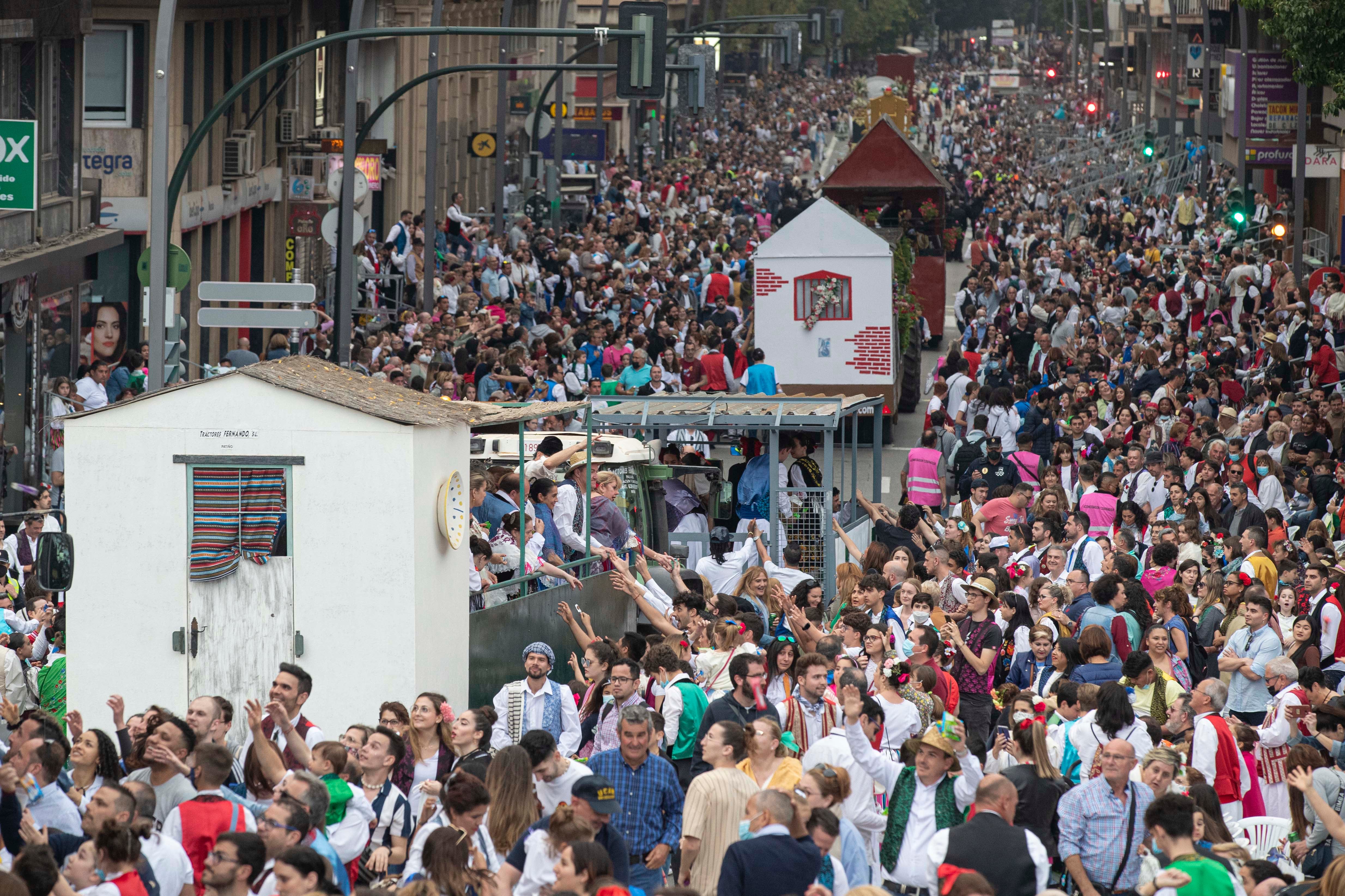 Vista de la Gran Vía de Murcia durante el desfile del bando de la huerta. EFE/Marcial Guillén