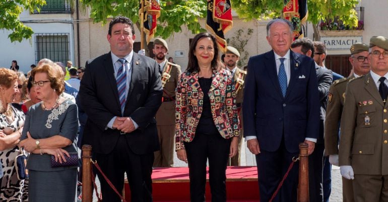 La ministra de Defensa, Margarita Robles, acompañada por el secretario general del Centro Nacional de Inteligencia, Félix Sanz Roldán (d), y por el alcalde de Uclés, José Luis Serrano Bermejo, durante el acto de Homenaje a la Bandera Nacional celebrado ho