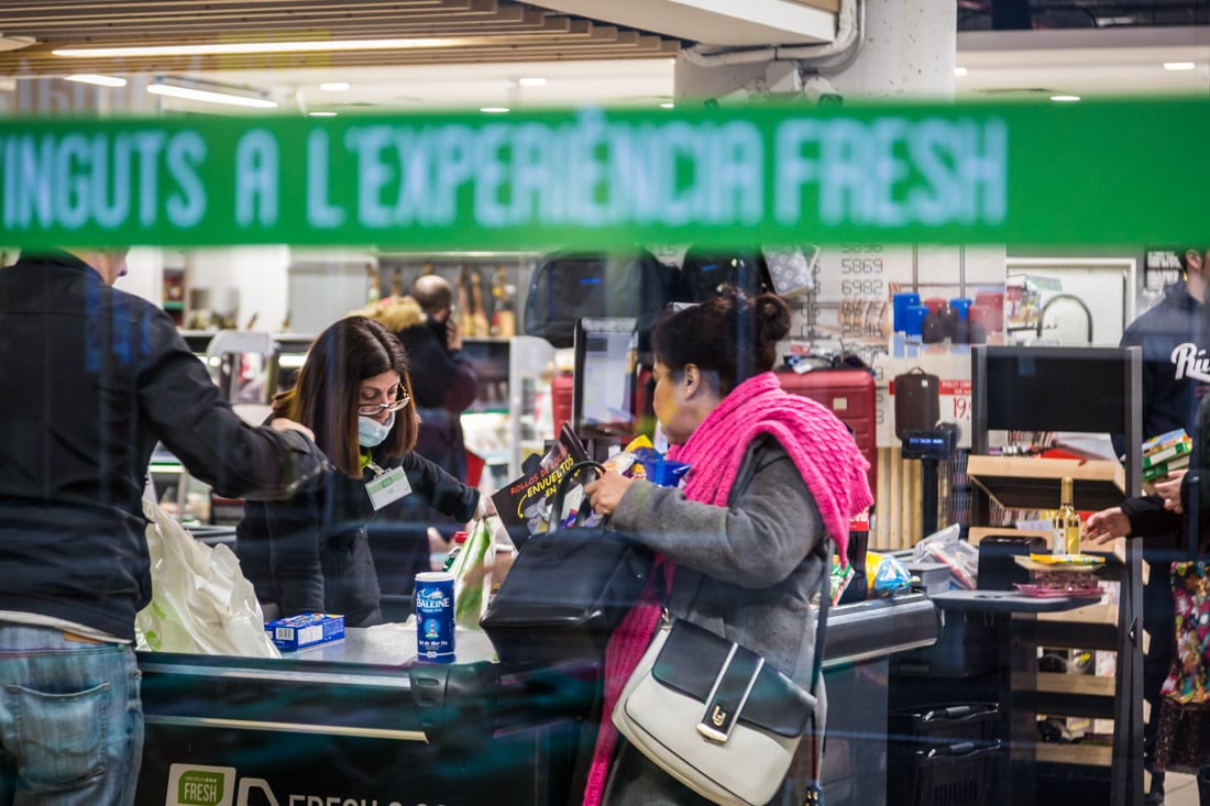 Dones treballant en supermercat d'Andorra en una imatge d'arxiu