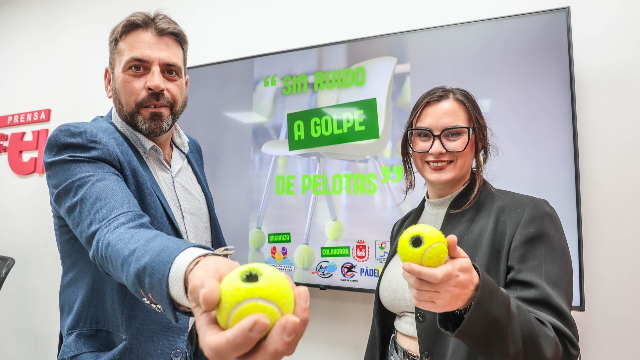 Carlos Vicente, presidente de la Agrupación Local de AMPA de Elda junto a María Gisbert, concejala de Educación del municipio