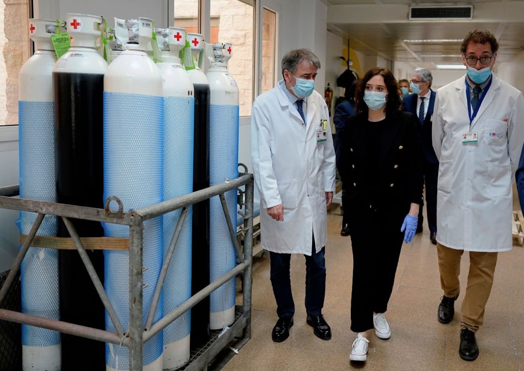 Fotografía facilitada por la Comunidad de Madrid de la presidenta regional, Isabel Díaz Ayuso (c), durante su visita este lunes al Hospital Universitario Fundación de Alcorcón donde también ha guardado un minuto de silencio por las víctimas del coronavirus.