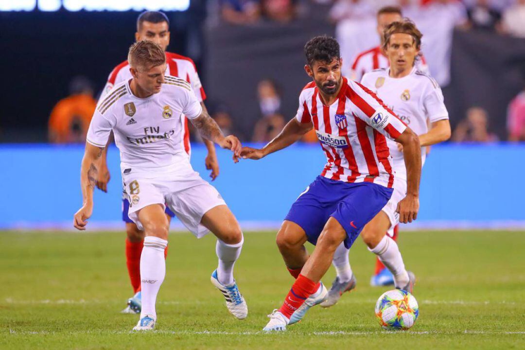 Kross, Diego Costa y Modric durante el derbi madrileño de pretemporada