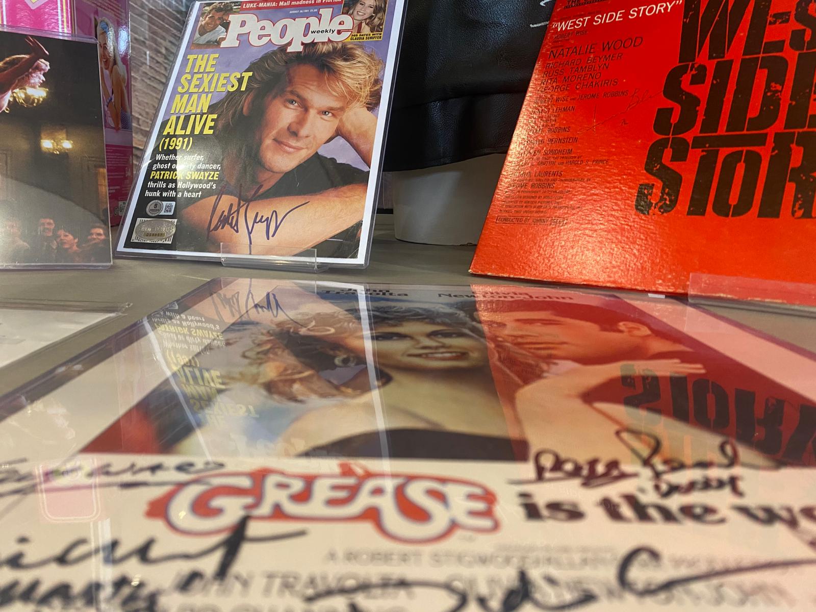 Cartel pelicula Grease firmado por sus actores y firma de Patrich Swayze