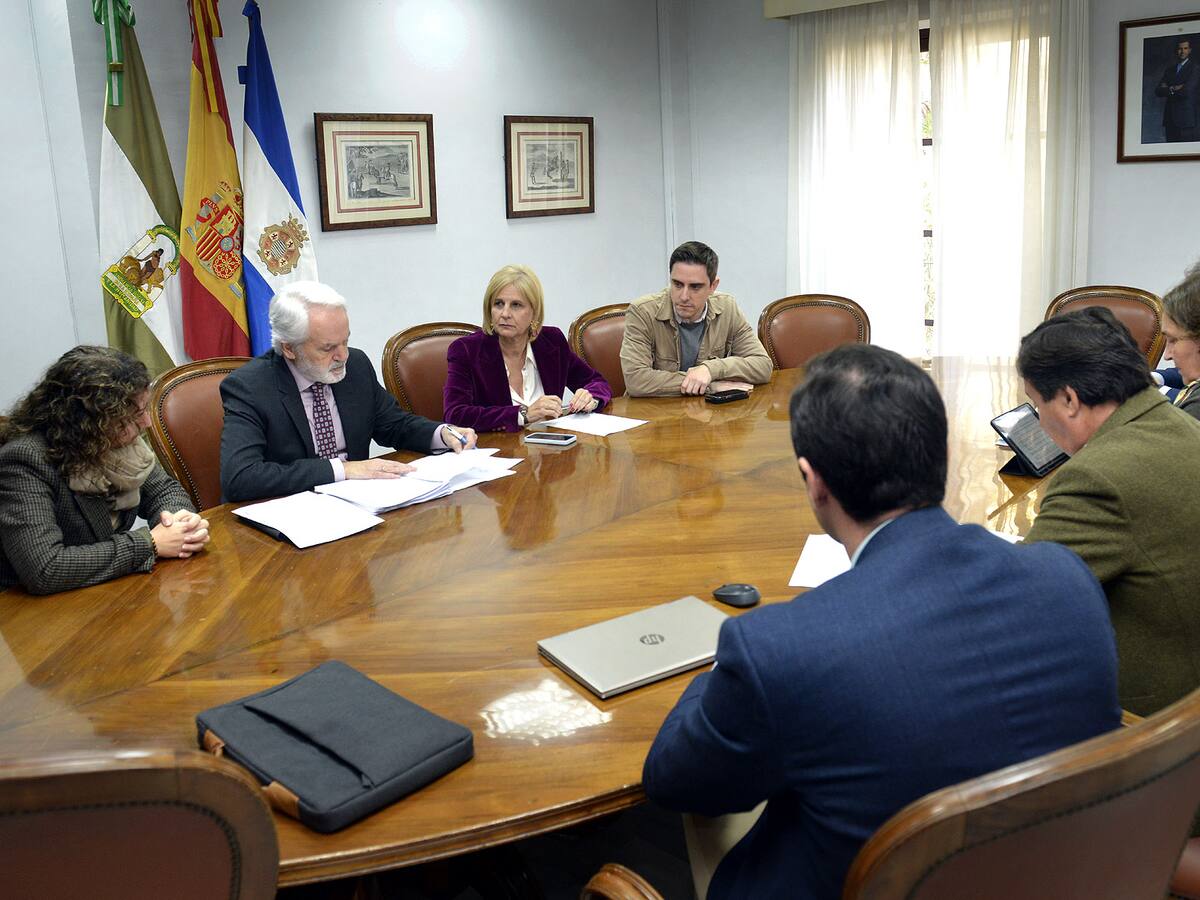 El Ayuntamiento mejorará la Piscina Manuel Mestre y el Complejo de la Juventud con la ampliación y mejora de sus instalaciones