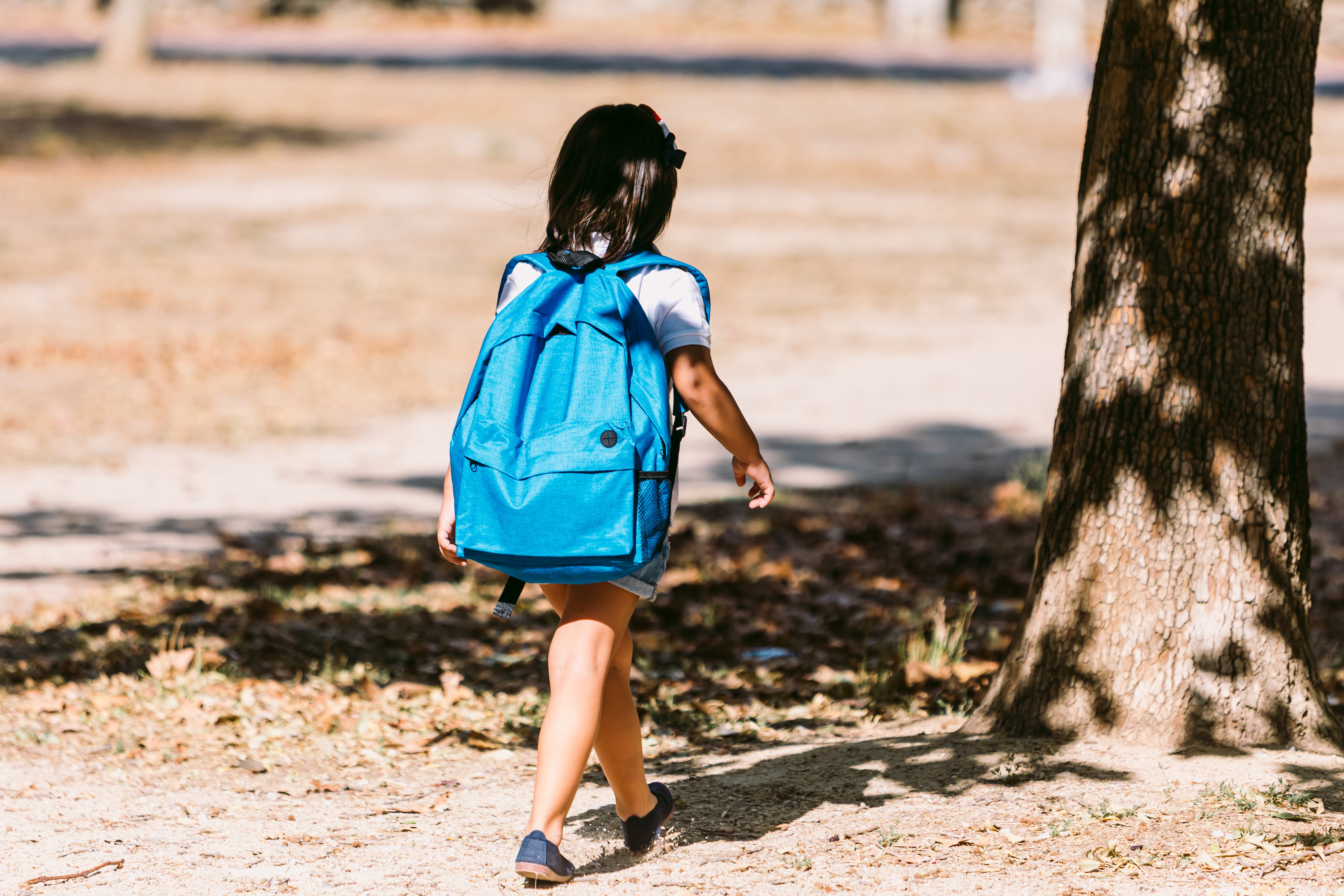 Una niña con su mochila escolar.