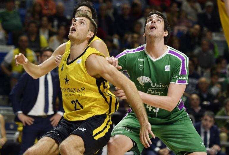 Abromaitis y Suarez se posicionan para capturar un rebote