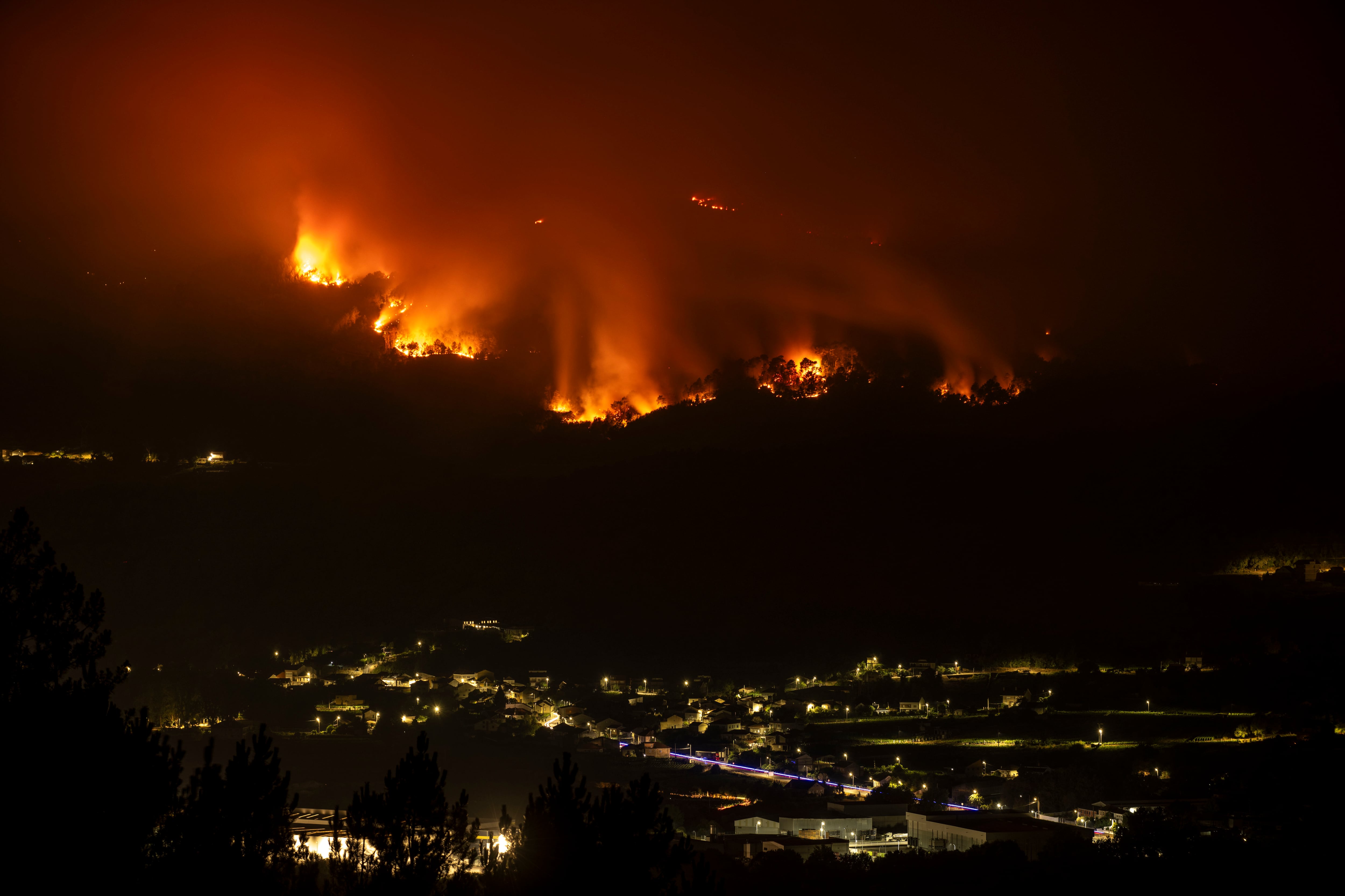 FOTODELDIA RIBADAVIA (OURENSE), 18/08/2025.- Vista desde Ribadavia (Ourense) del incendio que se inició en la localidad orensana de Carballeda de Avia EFE/ Brais Lorenzo
