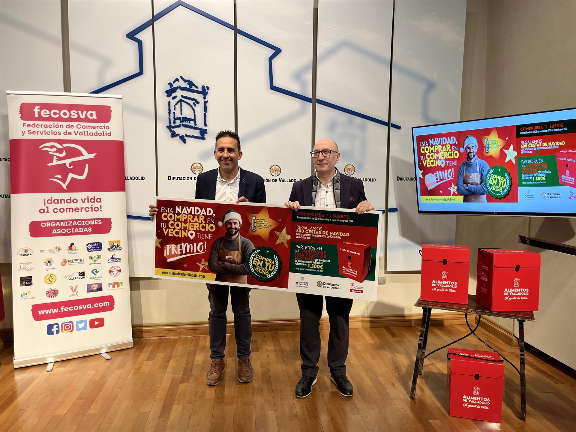 El diputado de promoción Agroalimentaria, Moisés Santana, y el presidente de Fecosva, Jesús Herreras, presentan una nueva edición de la campaña &#039;Esta Navidad comprar en tu comercio vecino tiene premio&#039;