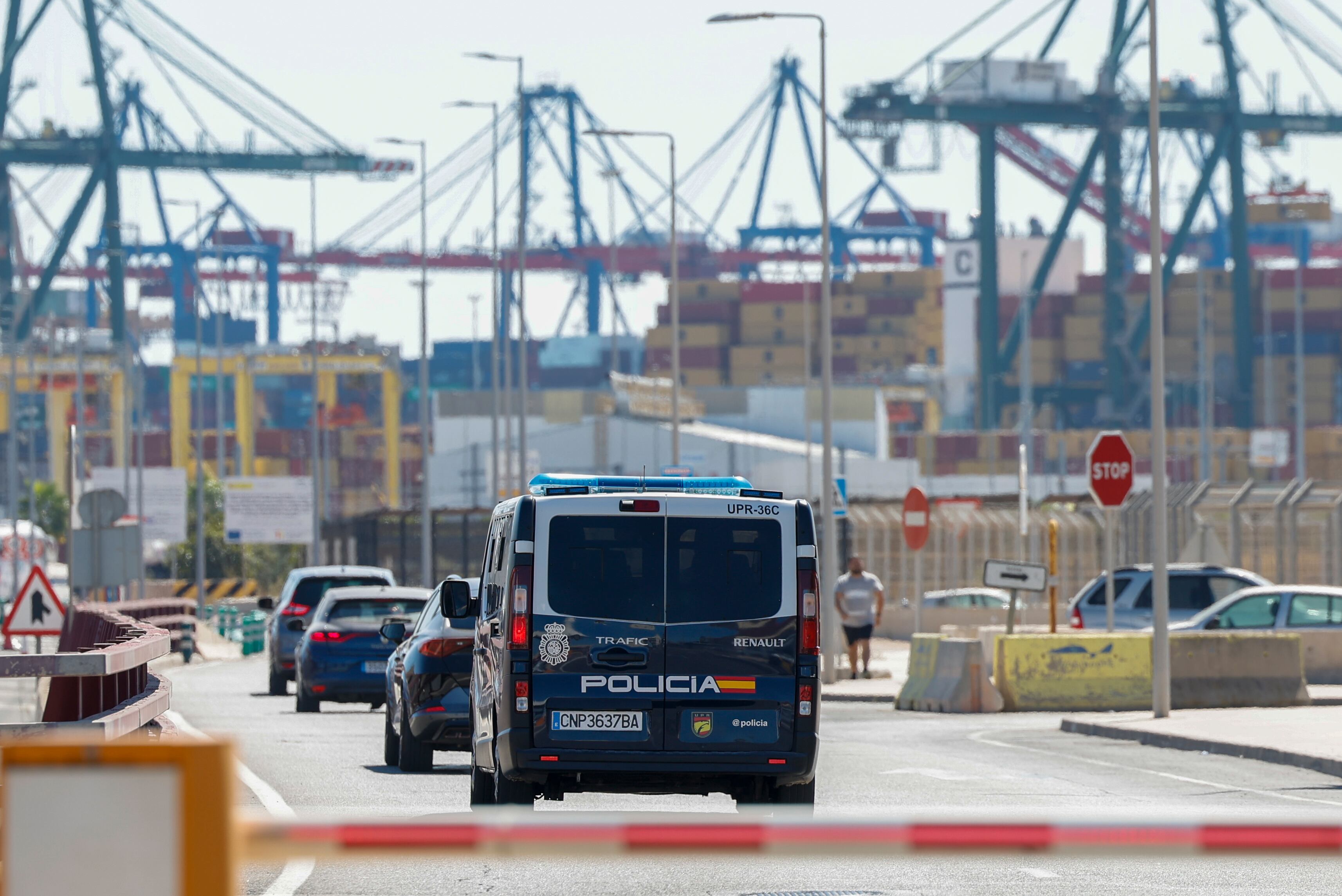 Un vehículo de la Policía Nacional accede al Puerto de Valencia.