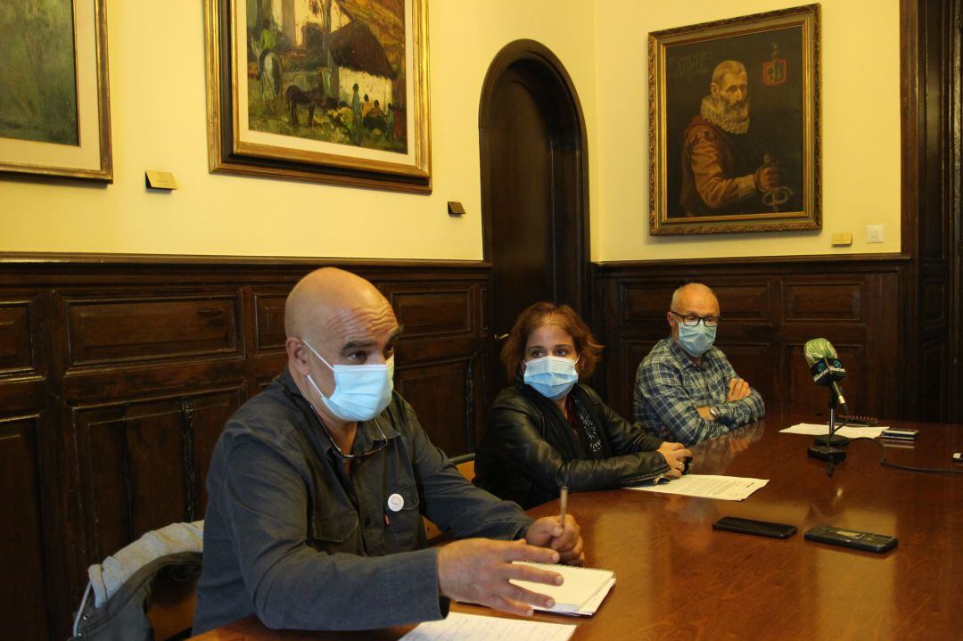 El coordinador de Zaporeak, Javier Ruiz Redín, junto a Rebeca Gonzalez, Delegada de Educación, Juventud, Valores e Igualdad y Jesus Aizpurua, voluntario 