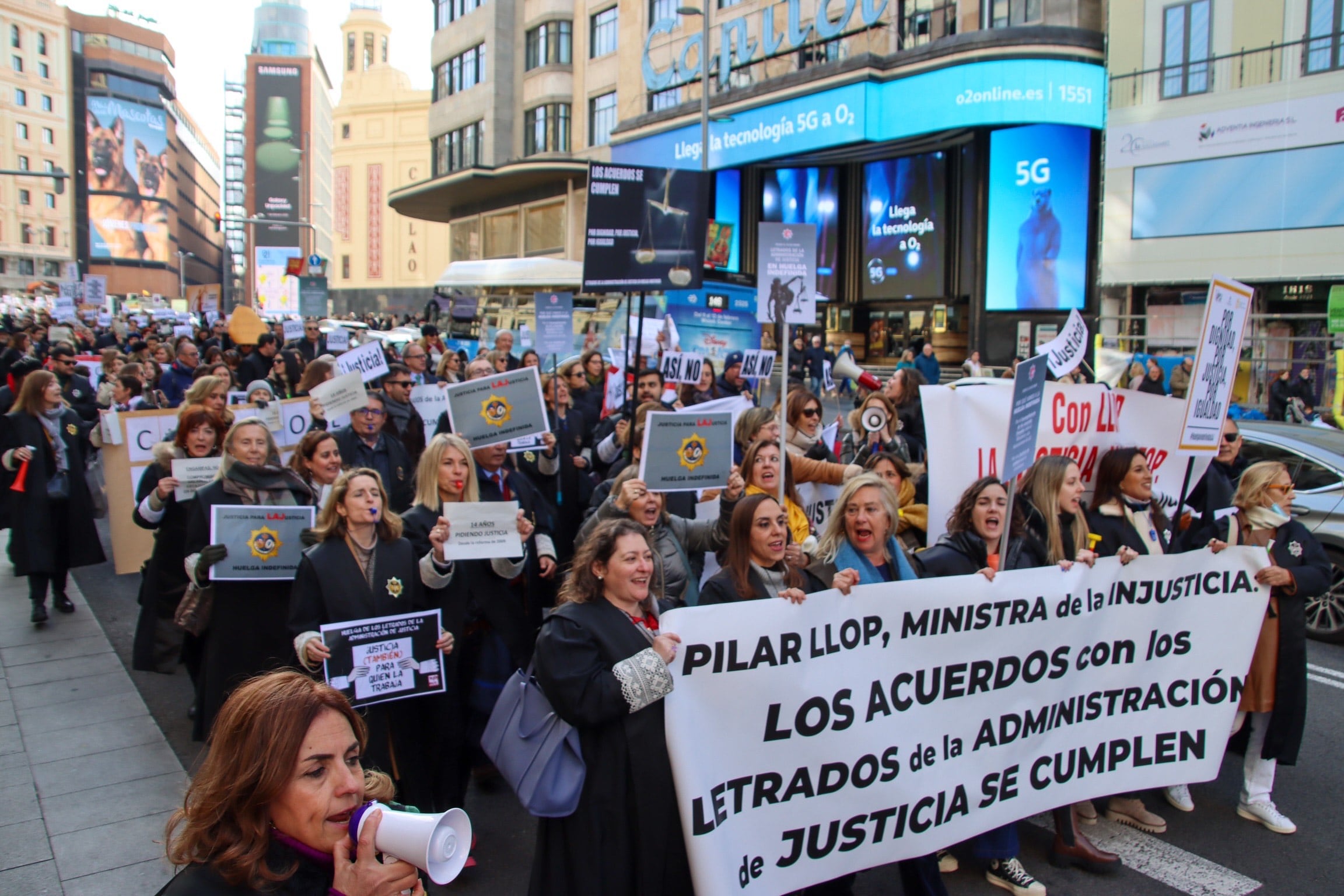 MADRID , 24/01/2023.- Cientos de letrados de la administración de Justicia (LAJ), los antiguos secretarios judiciales, se han manifestado este martes frente al Ministerio de Justicia en la primera jornada de la huelga indefinida con la que exigen mejoras salariales y laborales. EFE/ Mercedes Ortuño Lizarán