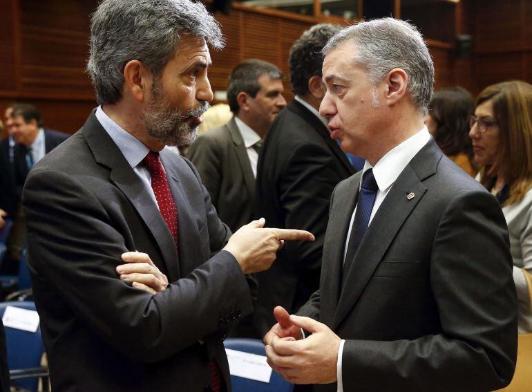 El lehendakari Iñigo Urkullu conversa con el presidente del CGPJ y del Tribunal Supremo, Carlos Lesmes, durante una de las sesiones del Congreso de Justicia Restaurativa.