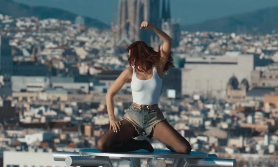 Dua Lipa en un plano de su último videoclip grabado en Barcelona.