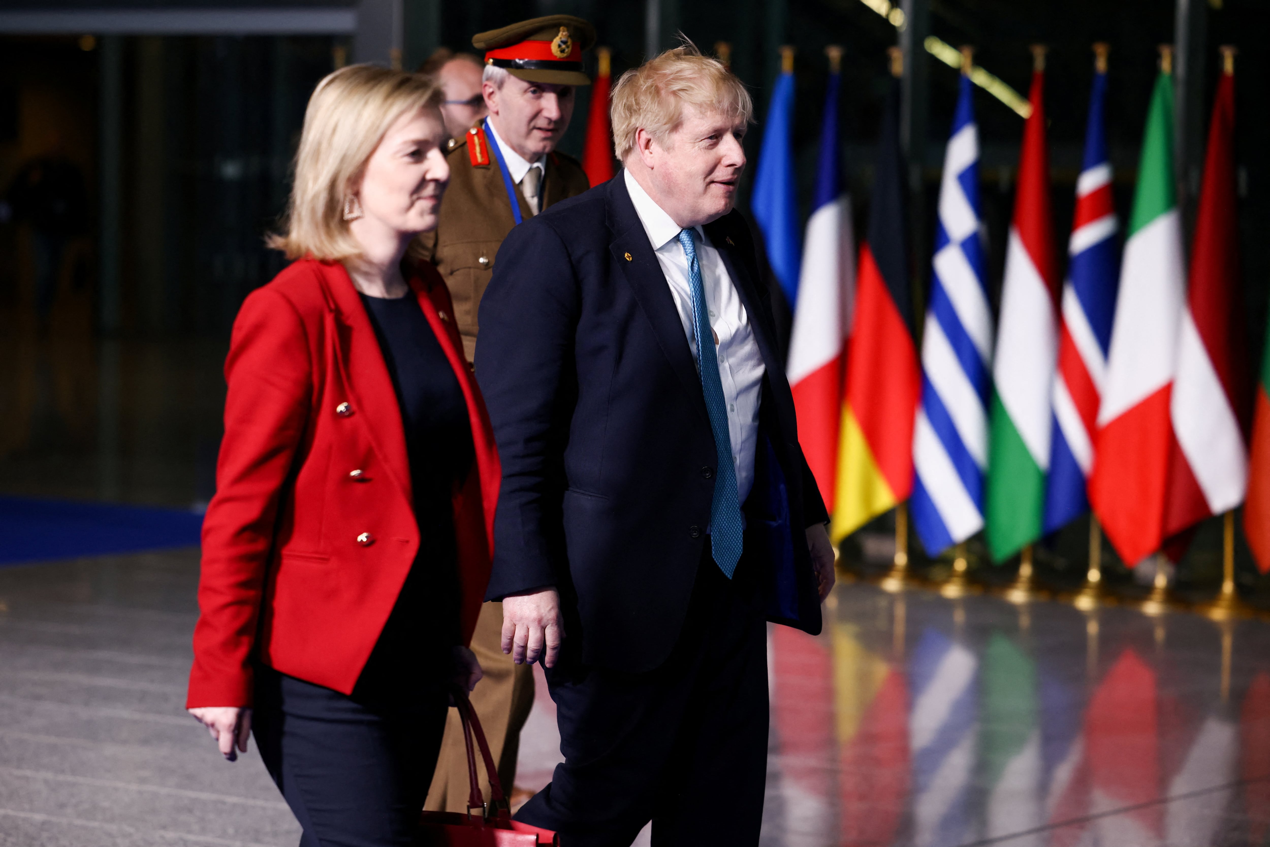 La ministra de Exteriores de Reino Unido, Liz Truss, junto con el primer ministro británico, Boris Johnson