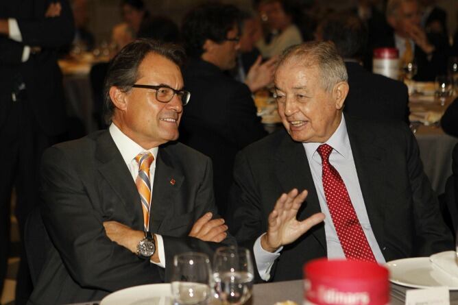 El presidente de la Generalitat, Artur Mas, y el presidente de Gas Natural Fenosa, Salvador Gabarró, al inicio de la comida que el presidente catalán ha mantenido este mediodía con empresarios catalanes.