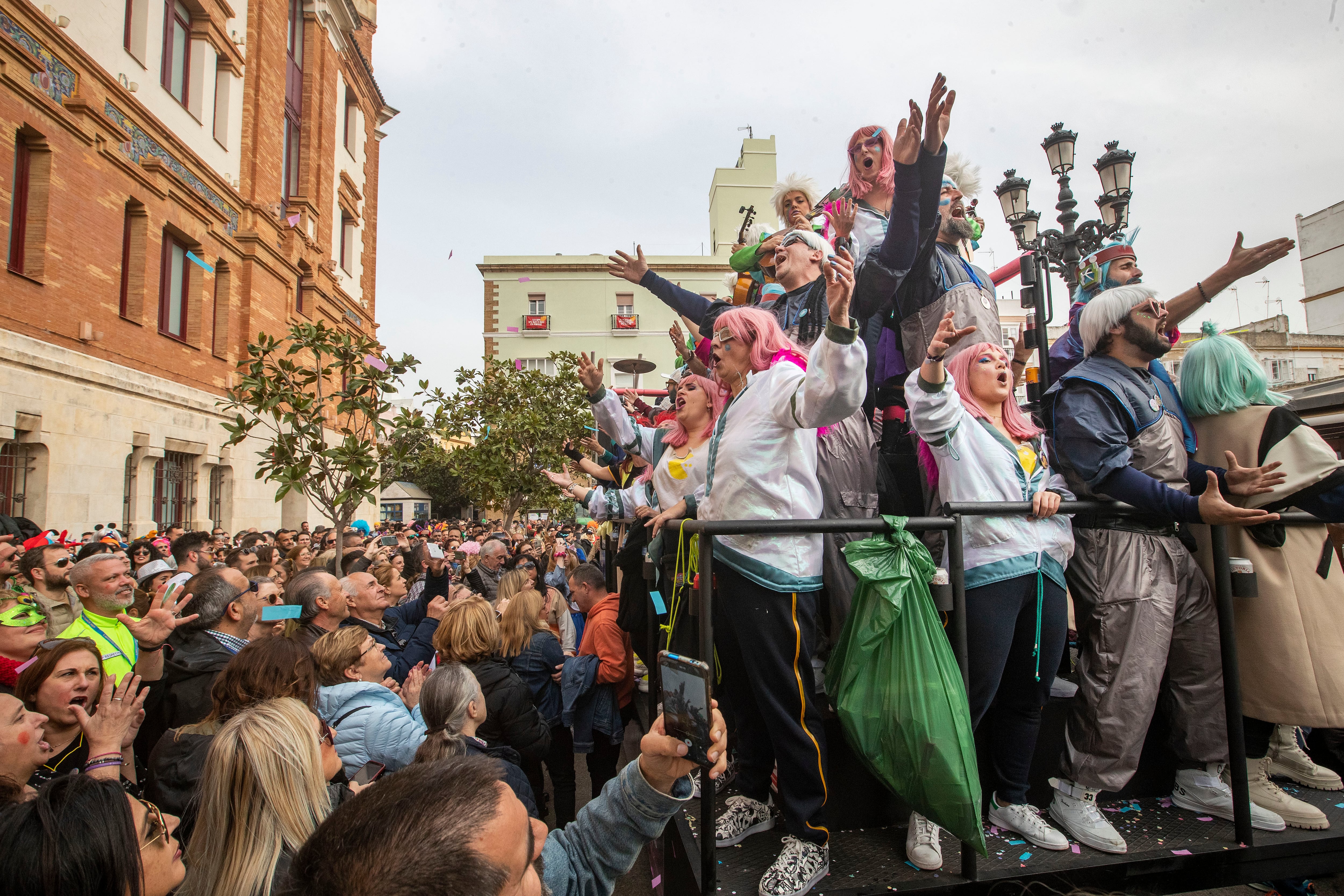 19/02/2023. ANDALUCÍA. CÁDIZ.. Cientos de personas han llenado las calles de Cádiz en el tradicional domingo de coros en el primer fin de semana de carnaval. EFE/Román Ríos.